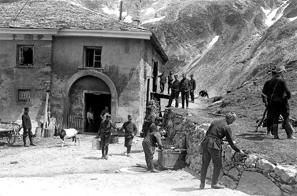 Mittagsverpflegung fassen beim Splügen - Berghaus - CH-BAR - 3236881