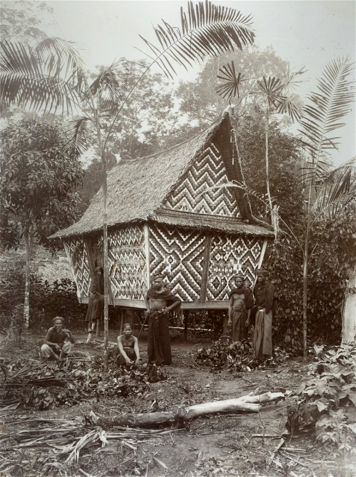 KITLV - 86784 - Stafhell & Kleingrothe - Medan-Deli - Karo Batak men in front of a rice barn on the east coast of Sumatra - circa 1900