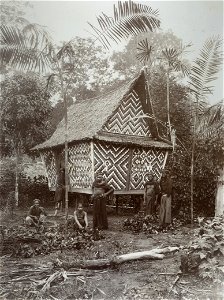 KITLV - 86784 - Stafhell & Kleingrothe - Medan-Deli - Karo Batak men in front of a rice barn on the east coast of Sumatra - circa 1900