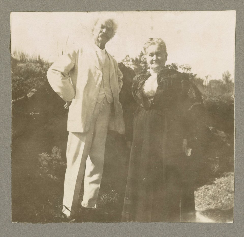 Mark Twain with Anna Laura (Elizabeth) Hawkins Frazer, who was the inspiration for Twain's character Becky Thatcher in Tom Sawyer and Huckleberry Finn LCCN2013650182