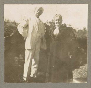 Mark Twain with Anna Laura (Elizabeth) Hawkins Frazer, who was the inspiration for Twain's character Becky Thatcher in Tom Sawyer and Huckleberry Finn LCCN2013650182