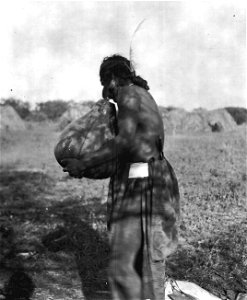 Man med stor kalebass. Foto, Erland Nordenskiöld 1908. Erhållen från Erland Nordenskiöld, okänt år - SMVK - 004640