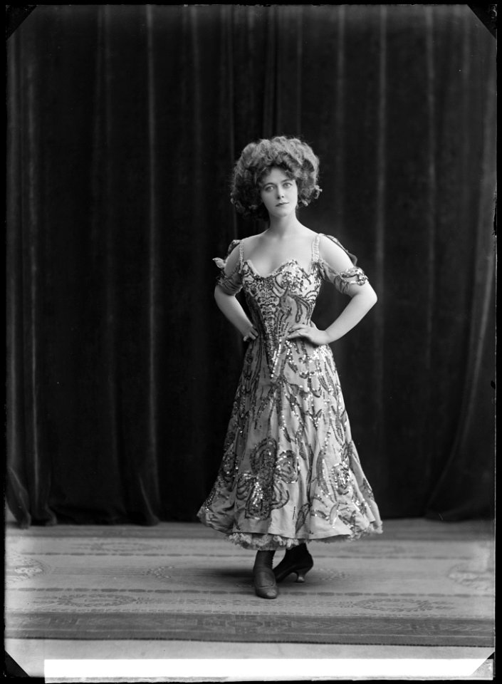 Miss Weola, dancer - SMV - NV077