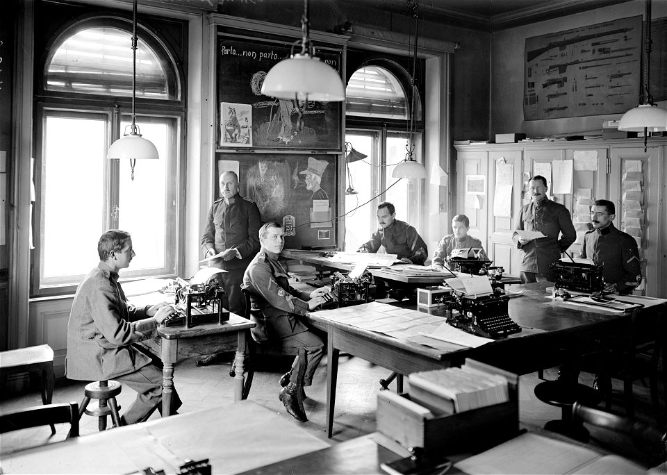 Mitarbeiter im Büro eines Stabes - CH-BAR - 3240172