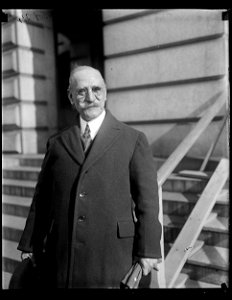 Man at U.S. Capitol, Washington, D.C. LCCN2016891130
