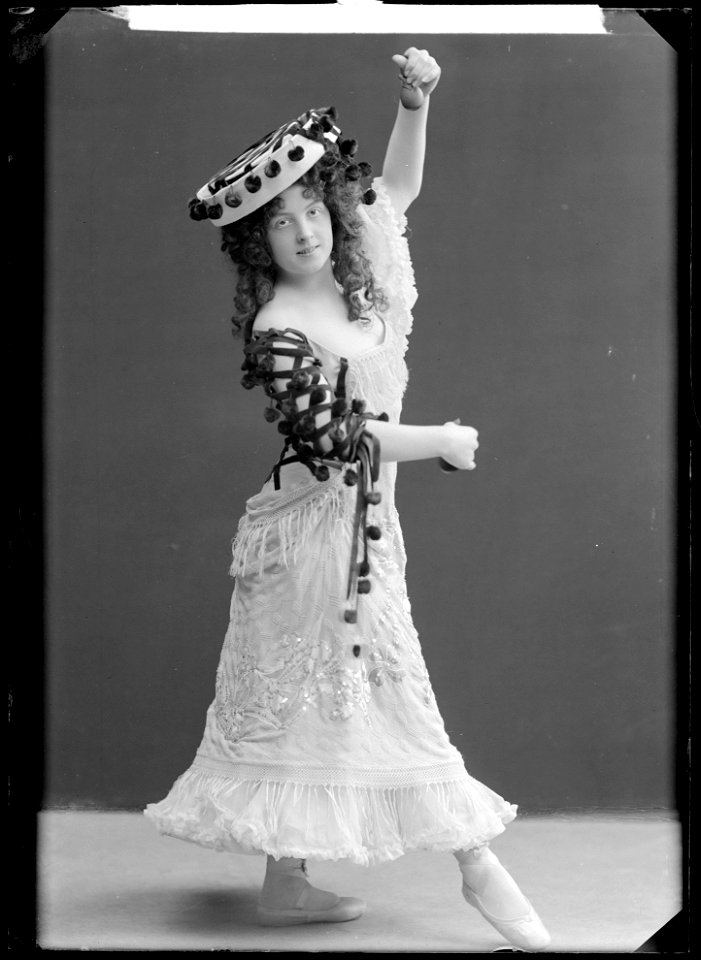 Miss Hansen, dancer - SMV - NH005