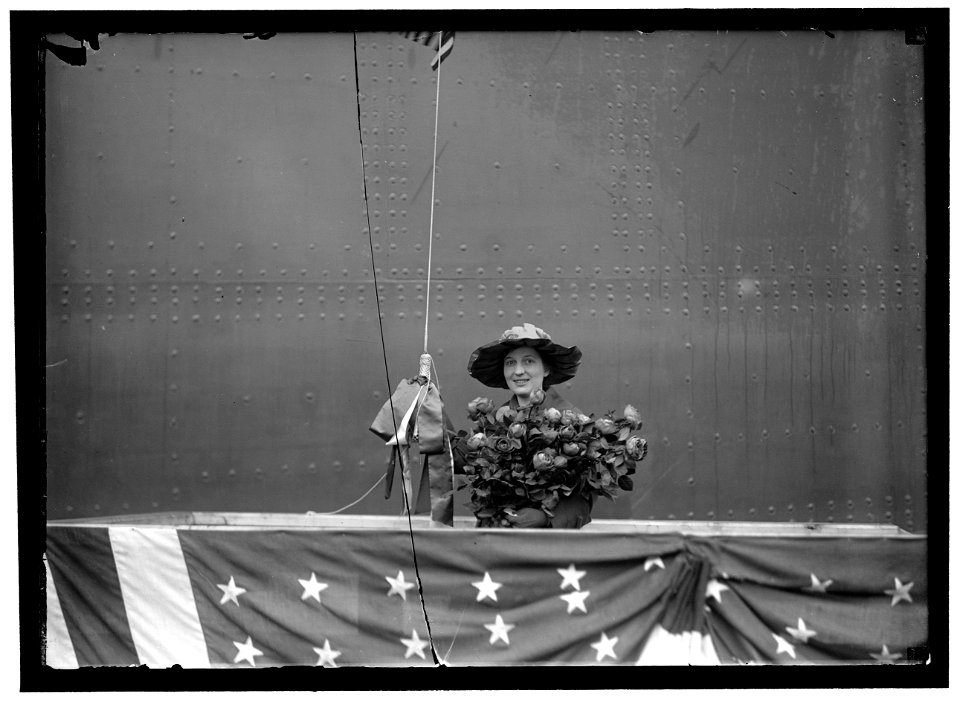 MISSISSIPPI, U.S.S. LAUNCHING AT NEWPORT NEWS. SPONSOR, MISS CAMILLE McBEATH LCCN2016866599