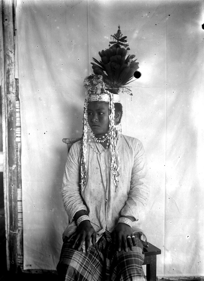Mongondou-flicka fr. Boioa besar i fjäderkrona (sittande). Modajag. Indonesien - SMVK - 022165