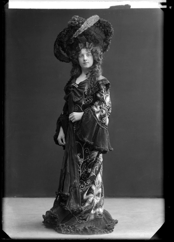 Miss Hansen, dancer - SMV - NH015