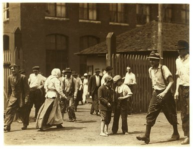 Noon hour at Massachusetts Mill, Lindale, Ga. During the days following this, I proved the ages of nearly a dozen of these children, by gaining access to Family Records, Insurance papers, LOC nclc.02753