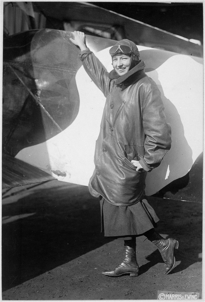 Marjorie Stinson, only woman to whom a pilot's license has been granted by Army & Navy Committee of Aeronautics.... - NARA - 533715