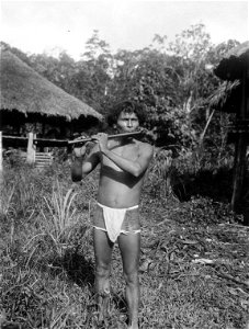 Noanamá-chocó-man med negerblod i ådrorna, som båser flöjt. Chocó. Colombia - SMVK - 004372