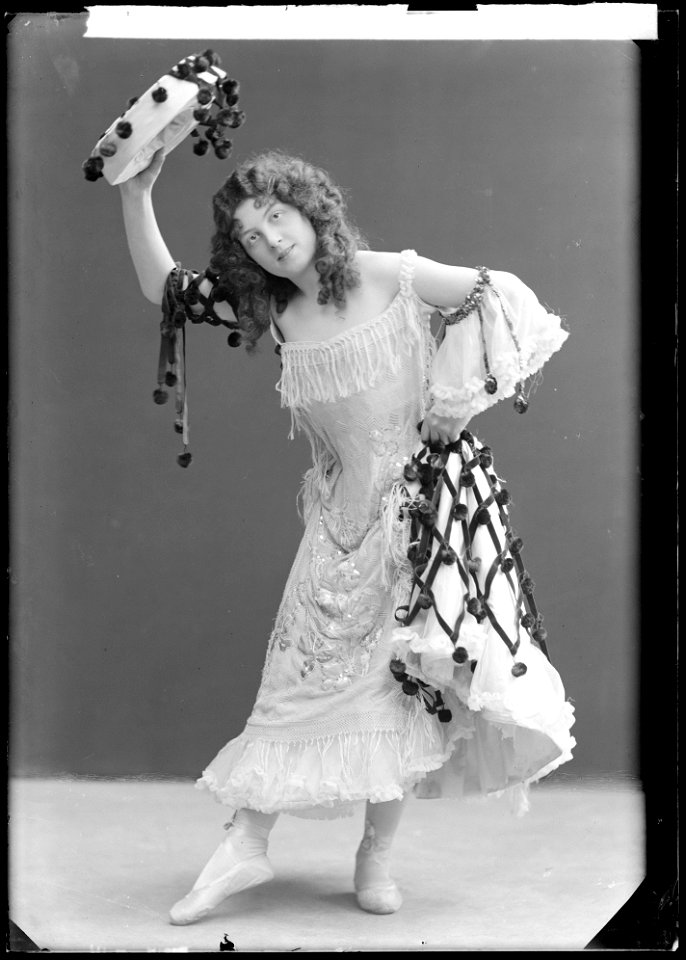 Miss Hansen, dancer - SMV - NH007