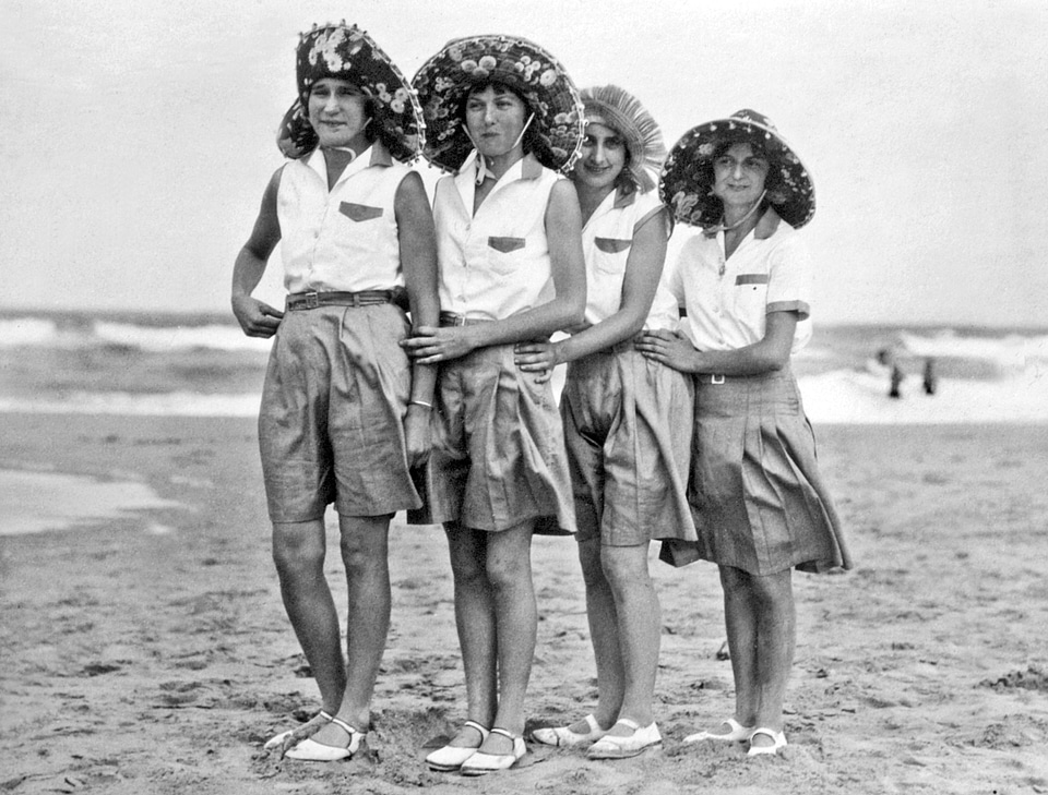 Boxing day beach scene 1931