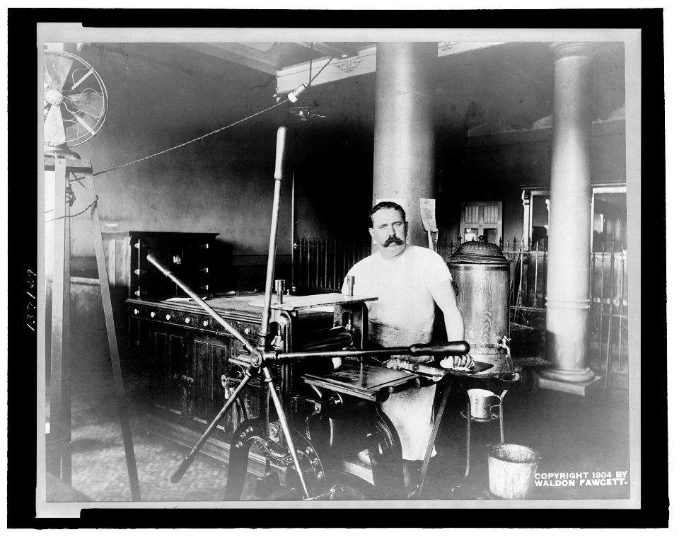Man operating machinery at the Bureau of Engraving and Printing LCCN2006692627