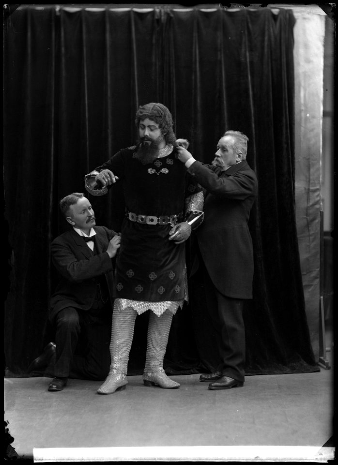 Martin Oscàr (with dressers) in Arnljot at Kungliga Operan 1910 - SMV - GO026