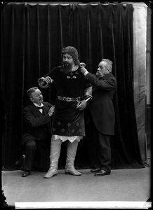 Martin Oscàr (with dressers) in Arnljot at Kungliga Operan 1910 - SMV - GO026
