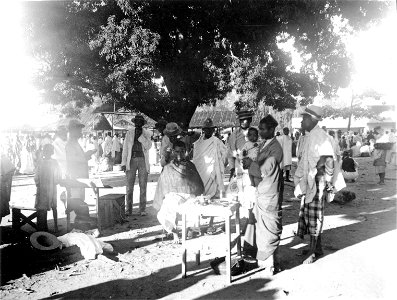 Marknad. I förgrunden en barberare. Marovoay. Madagaskar - SMVK - 010602