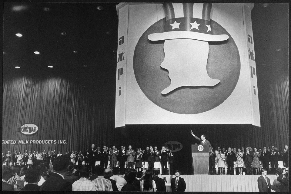 Nixon addressing the American Milk Producers Association at McCormick Place, Chicago, Ill. - NARA - 194377