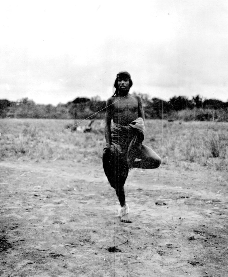 Man som vilar genom att stå på ett ben. Rio Pilcomayo, Gran Chaco. Bolivia - SMVK - 004700