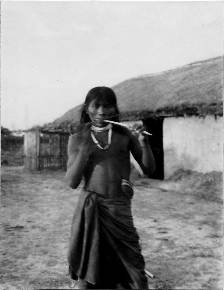 Man med musikbåge. Gran Chaco. Bolivia - SMVK - 004768