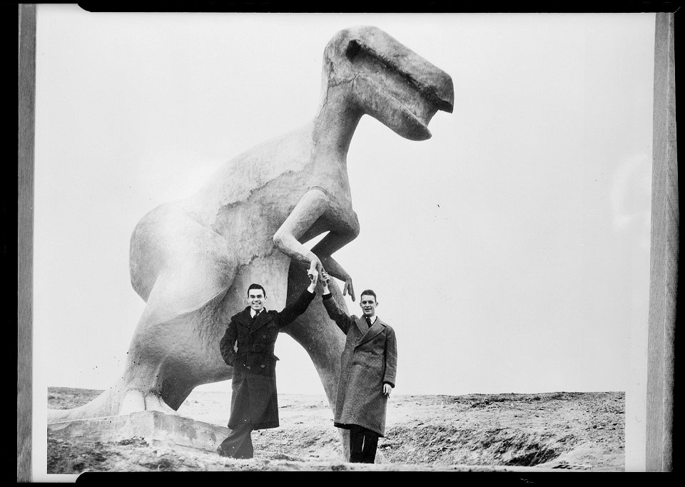 No location. (Model of a tyrannosaurus rex.) - NARA - 518785