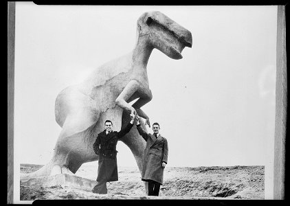 No location. (Model of a tyrannosaurus rex.) - NARA - 518785