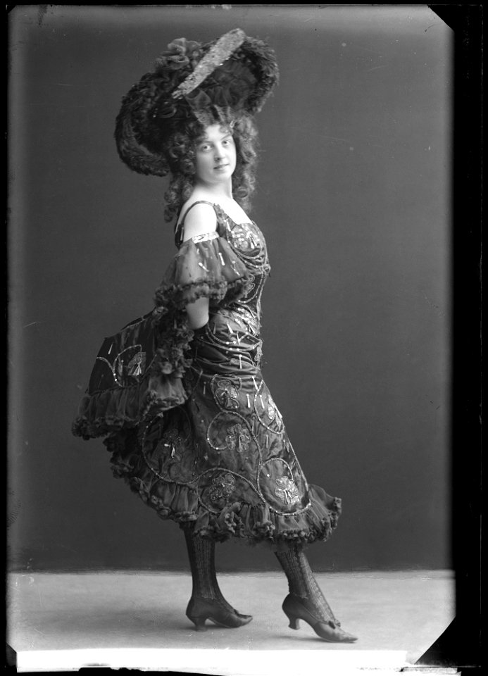 Miss Hansen, dancer - SMV - NH013