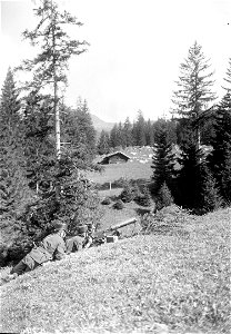 Mitrailleure mit Maschinengewehr auf der Dreifusslafette in Feuerstellung - CH-BAR - 3240885