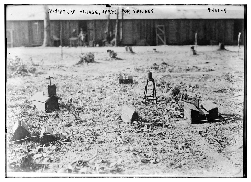 Miniature village, target for Marines LCCN2014705865