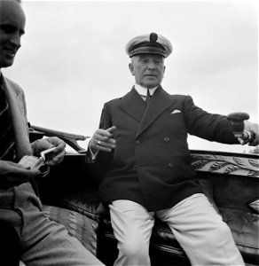 Pieter Bokma aan het roer van zijn zeilboot, Bestanddeelnr 191-0709