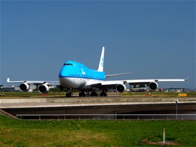 PH-BFU KLM Royal Dutch Airlines Boeing 747-406(M) - cn 28196 taxiing 21July2013 pic-002