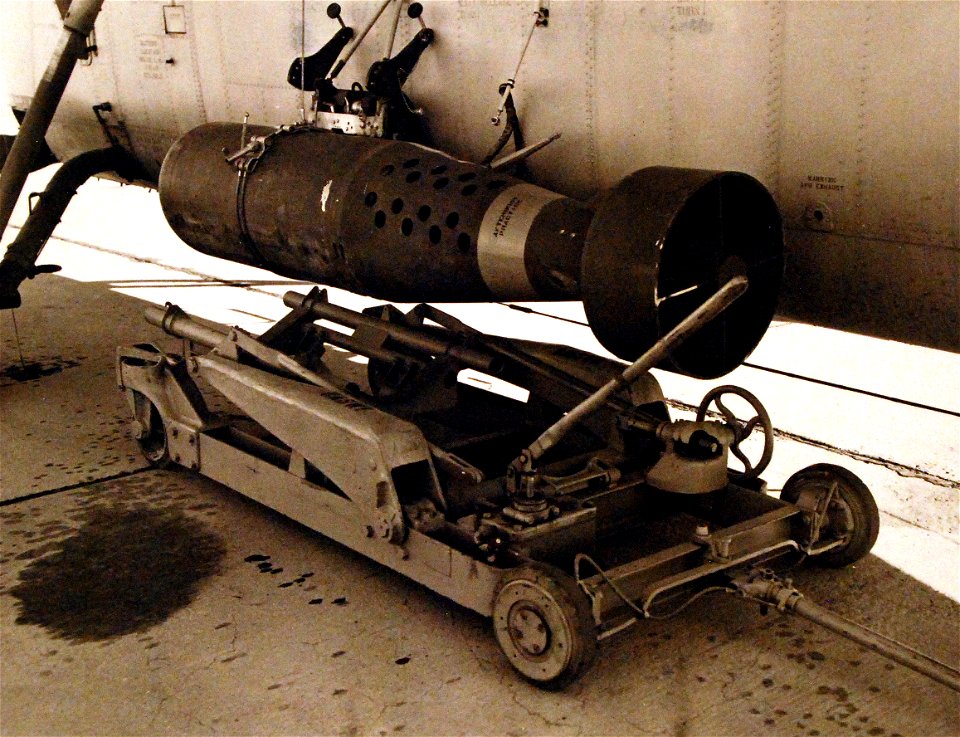 Mark 101 Lulu nuclear depth charge on a Sikorsky HSS-1 Seabat at Kirtland Air Force Base, New Mexico (USA), on 31 January 1958 (USN 1040504)