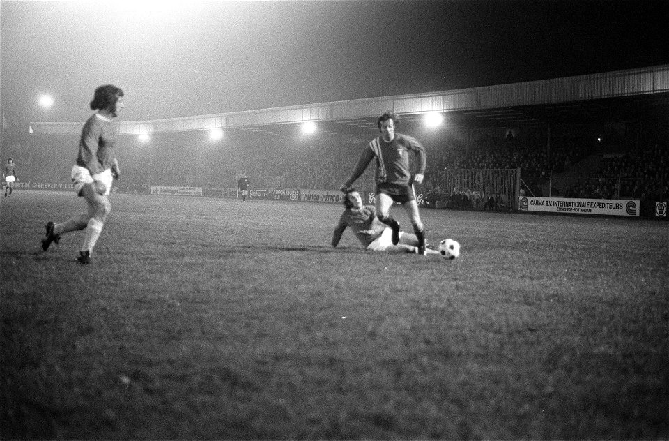 Twente tegen Den Haag 2-0, Rene van der Kerkhof (links) in aktie, Bestanddeelnr 926-0537