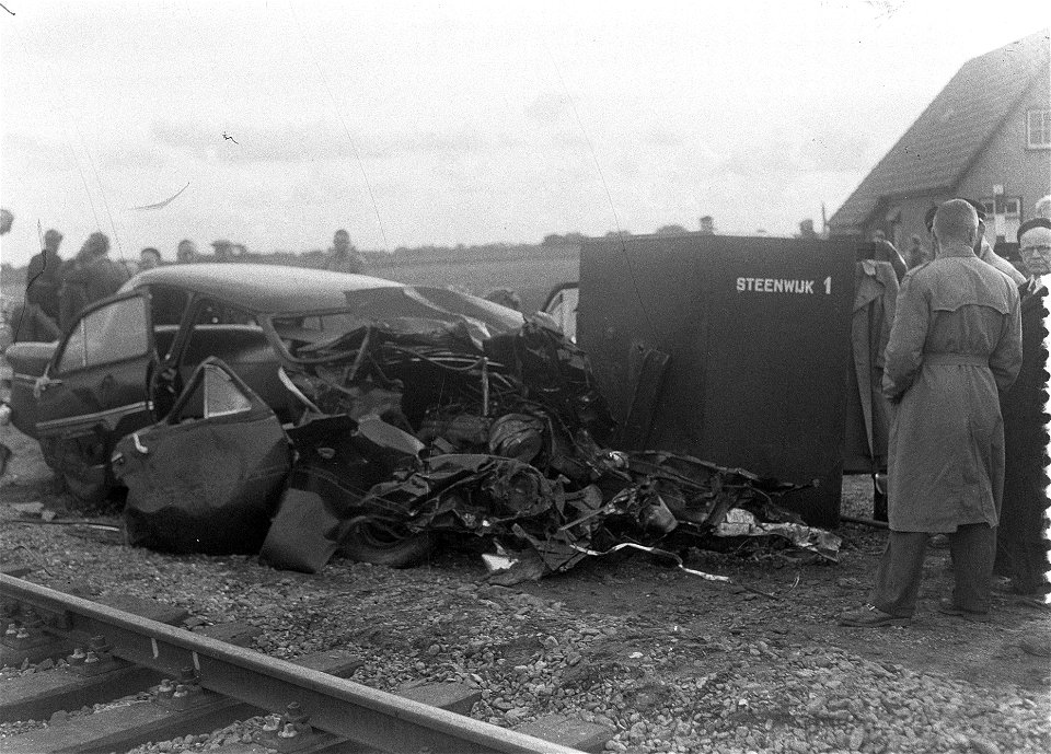 Personenauto uit Haarlem onder trein Meppel Steenwijk, Bestanddeelnr 907-3303