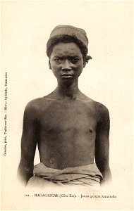 Madagascar-Jeune garçon Antaisaka photo