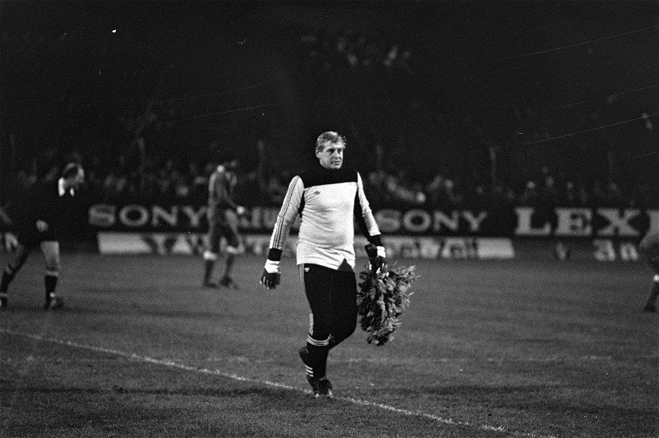 Piet Schrijvers met bloemen voor zijn driehonderdste Ajax-wedstrijd, Bestanddeelnr 931-8322