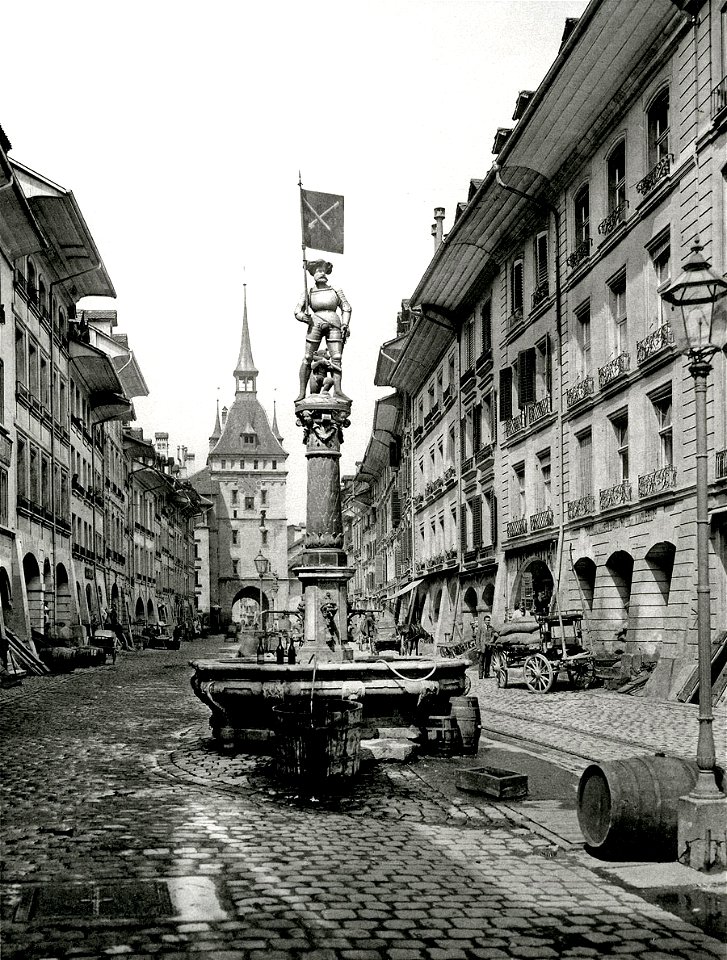 Marktgasse mit Schützenbrunnen und Käfigturm