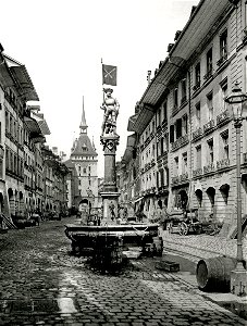 Marktgasse mit Schützenbrunnen und Käfigturm