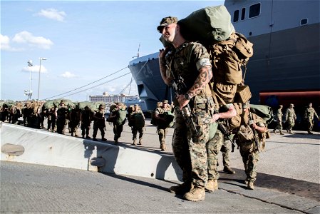 Marines board USS Kearsarge. (36543280870)