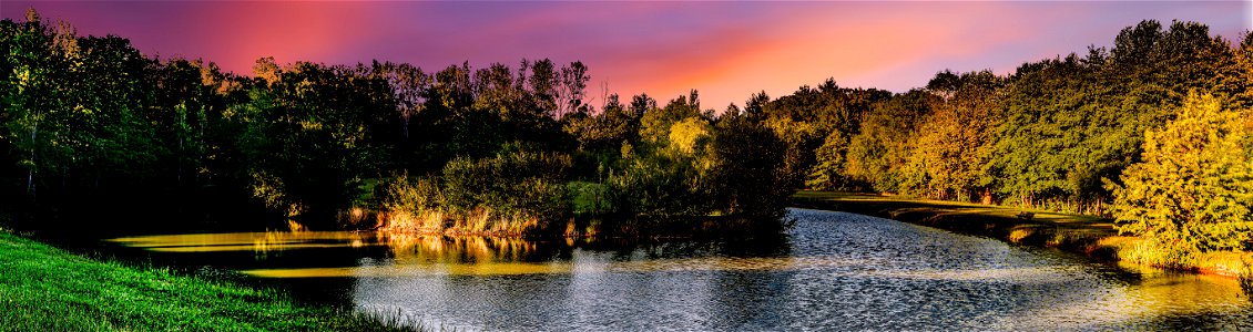 Crepuscule sur un étang (48646598618)