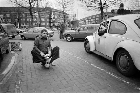 Tweewieler RAI 1978 in Amsterdam geopend man op kleinste motortje ter wereld, Bestanddeelnr 929-5940 photo