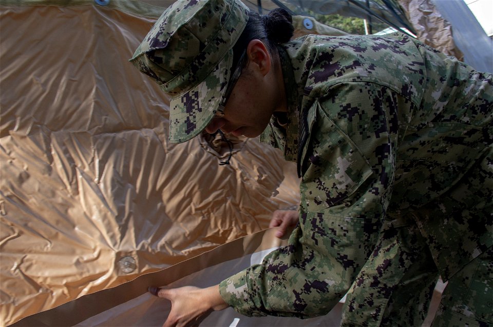 NMRTC Bremerton Sailors setup DECON tents (49749967917)