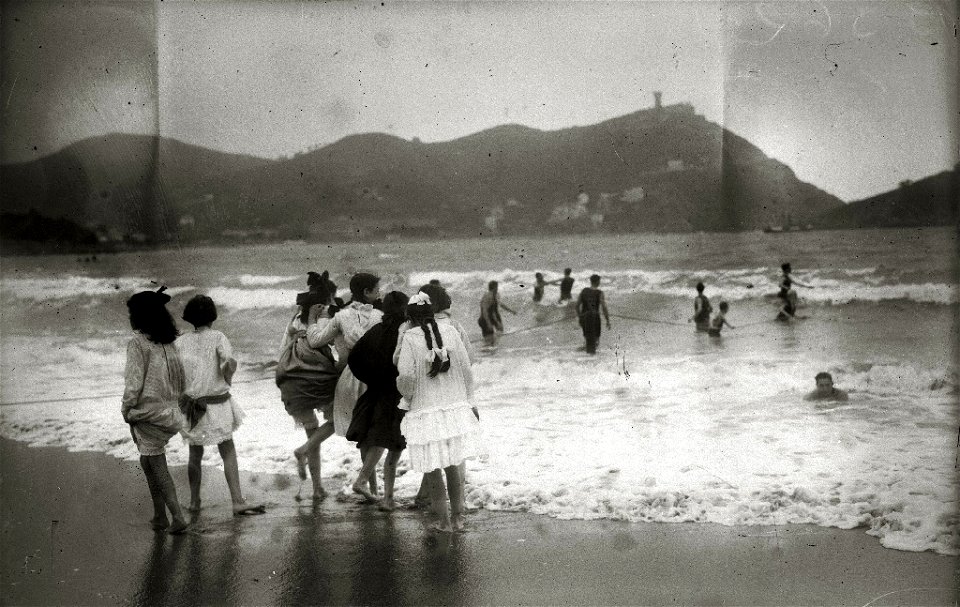 Niños jugando en la playa de la Concha (2 de 3) - Fondo Car-Kutxa Fototeka