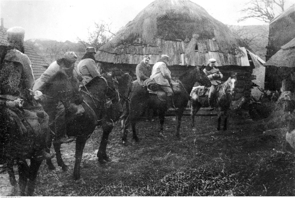 Józef Piłsudski z kawalerzystami (22-121-1)
