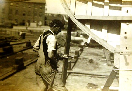 Man drilling on unknown ship, Brooklyn Navy Yard, New York City, New York, WWI (18561004598) photo