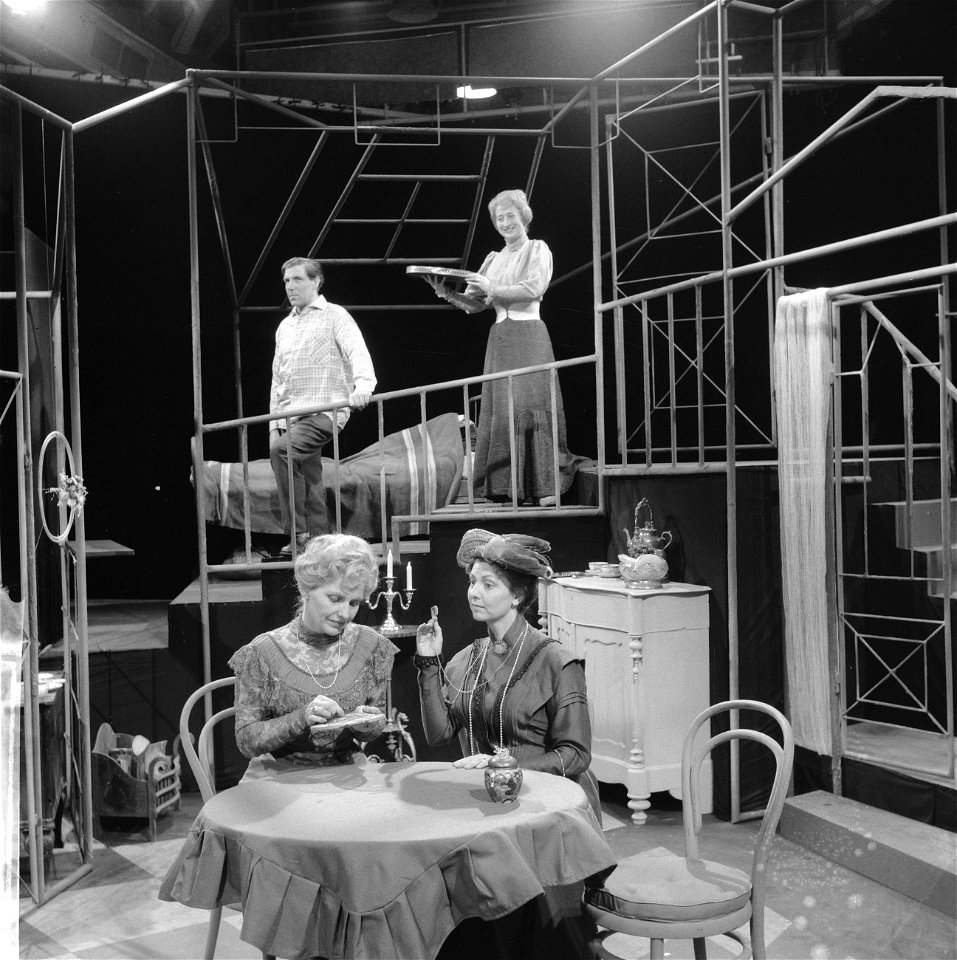 TV-opera The old maid and the thief van Gian Carlo Menotti.Toma Tadens , J. va, Bestanddeelnr 913-0362