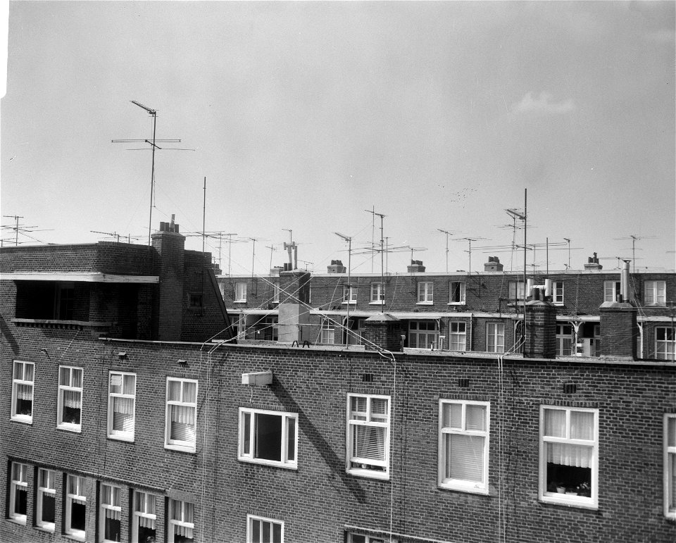 TV-antennes op daken, Bestanddeelnr 919-0750