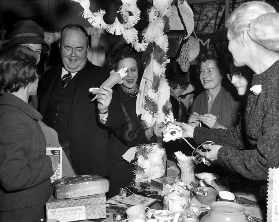 Engelse ambassadeur Sir Paul Mason opent bazar in Den Haag , Sir Paul Mason met , Bestanddeelnr 910-8174
