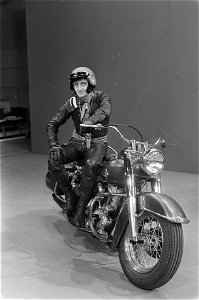 TV-opnamen van AVRO Het Beste Leen Jongewaard met motorfiets, Bestanddeelnr 924-0200
